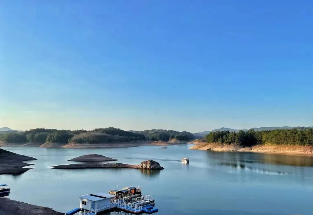 文成天鹅堡旅游攻略_文成天鹅堡山路好开吗_文成天鹅堡旅游简介