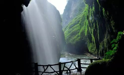 北海出发德天瀑布一日游_北海德天瀑布旅游攻略_北海德天瀑布