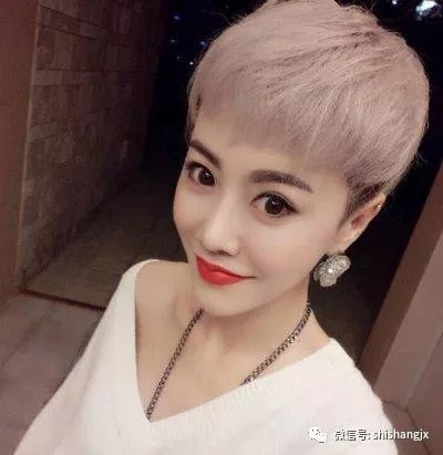 时尚卷发造型图片_时尚发型图片发大卷女_时尚大卷发发型图片