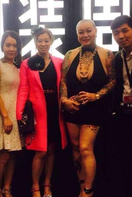 时尚女王服装店_女王新款服装实体店_女王服装店连锁店