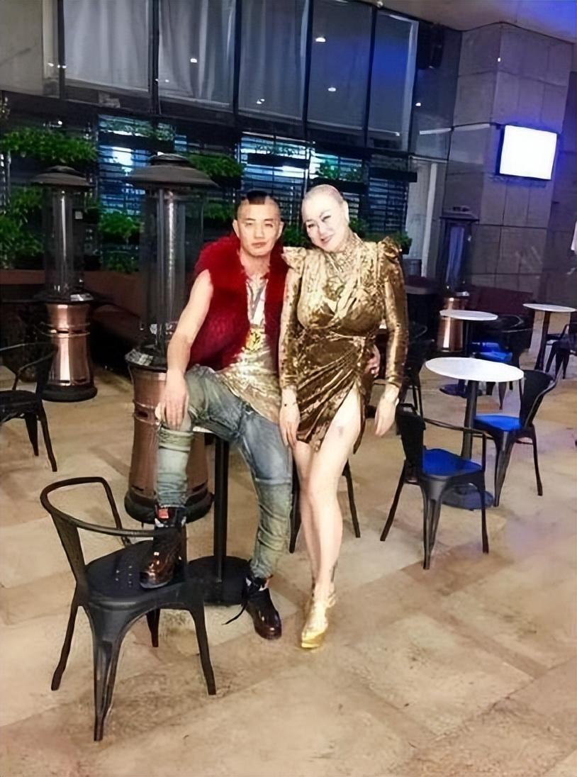 女王服装店连锁店_时尚女王服装店_女王新款服装实体店