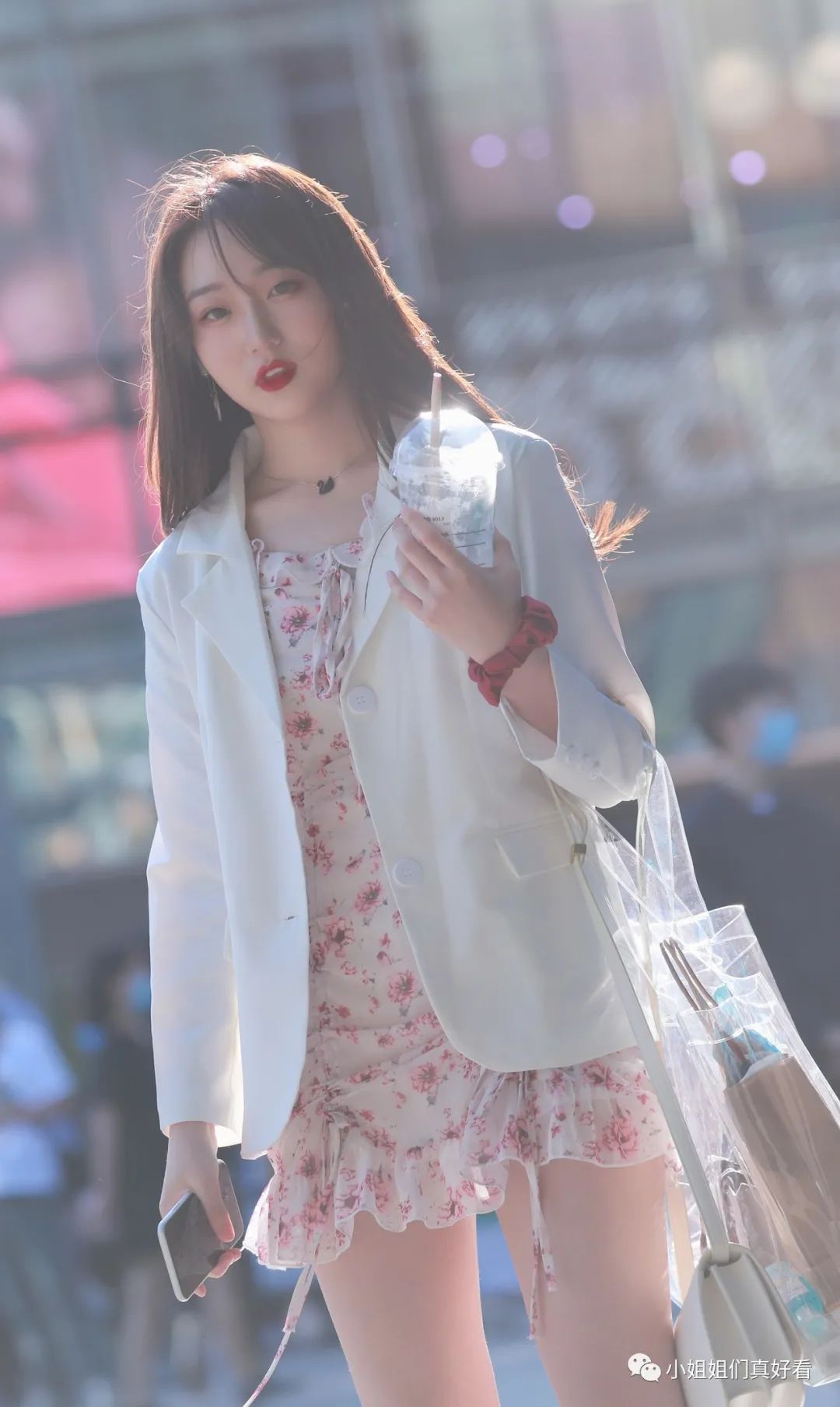 街拍时尚女孩即兴评述_街拍时尚女装_时尚女孩街拍