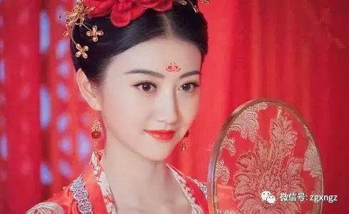 时尚新娘造型:婚纱礼服配饰化妆_新娘婚纱妆容_婚纱化妆图片新娘