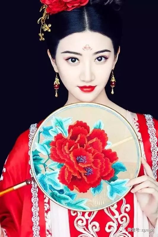 婚纱化妆图片新娘_时尚新娘造型:婚纱礼服配饰化妆_新娘婚纱妆容