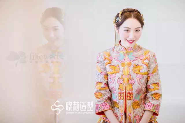 时尚新娘造型:婚纱礼服配饰化妆-新娘婚纱装(图2) 时尚新娘造型:婚纱礼服配饰化妆_婚纱化妆_新娘婚纱装