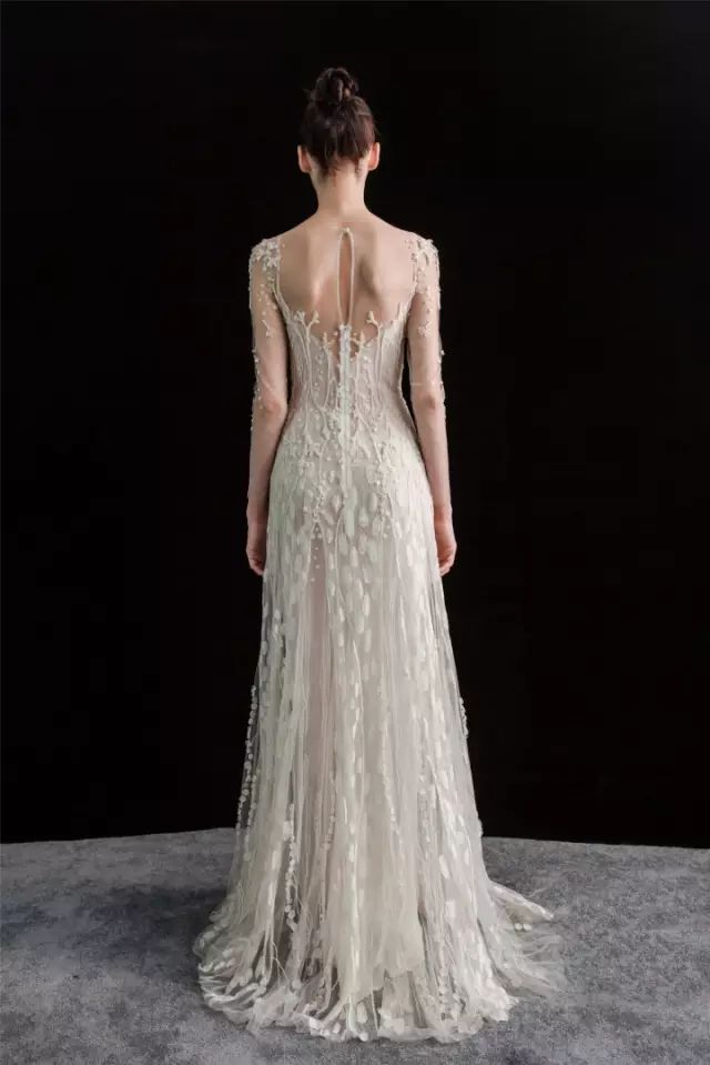 时尚新娘造型:婚纱礼服配饰化妆-新娘婚纱装(图12) 时尚新娘造型:婚纱礼服配饰化妆_婚纱化妆_新娘婚纱装