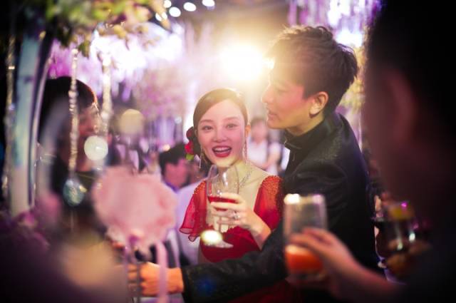 时尚新娘造型:婚纱礼服配饰化妆-新娘婚纱装(图3) 时尚新娘造型:婚纱礼服配饰化妆_婚纱化妆_新娘婚纱装