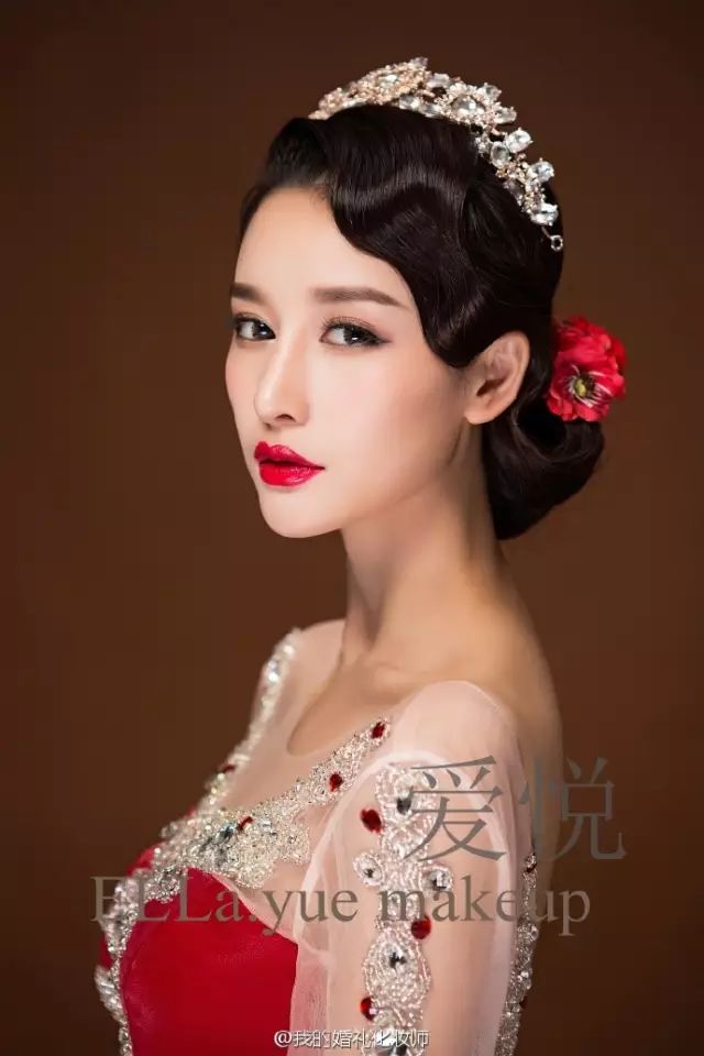 时尚新娘造型:婚纱礼服配饰化妆-新娘婚纱装(图5) 新娘婚纱装_时尚新娘造型:婚纱礼服配饰化妆_婚纱化妆