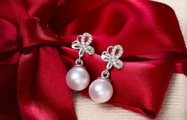 时尚新娘造型:婚纱礼服配饰化妆-新娘婚纱装(图8) 时尚新娘造型:婚纱礼服配饰化妆_婚纱化妆_新娘婚纱装