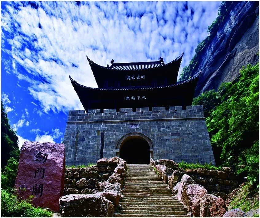 泸州到峨眉山有多少公里_泸州到峨眉山旅游攻略_泸州到峨眉山2日