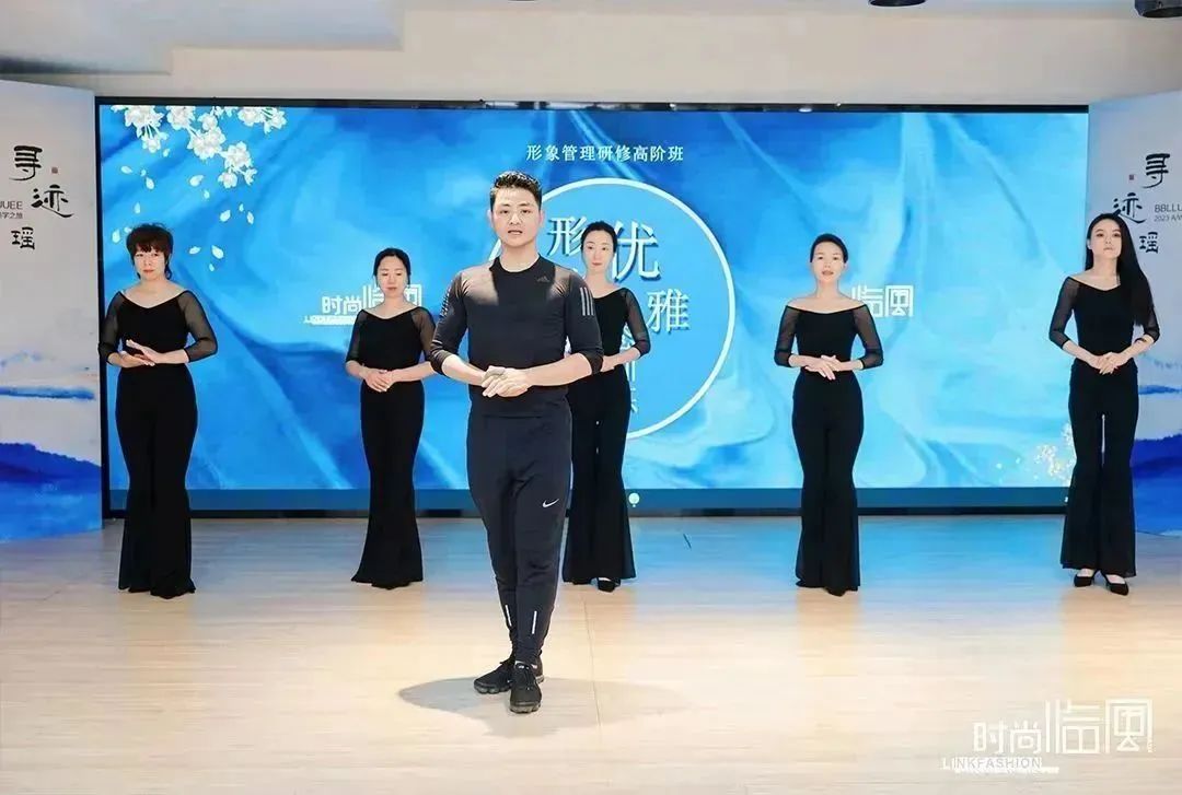 时尚图片女大全唯美头像_时尚女人帮图片_时尚穿搭图片女高清