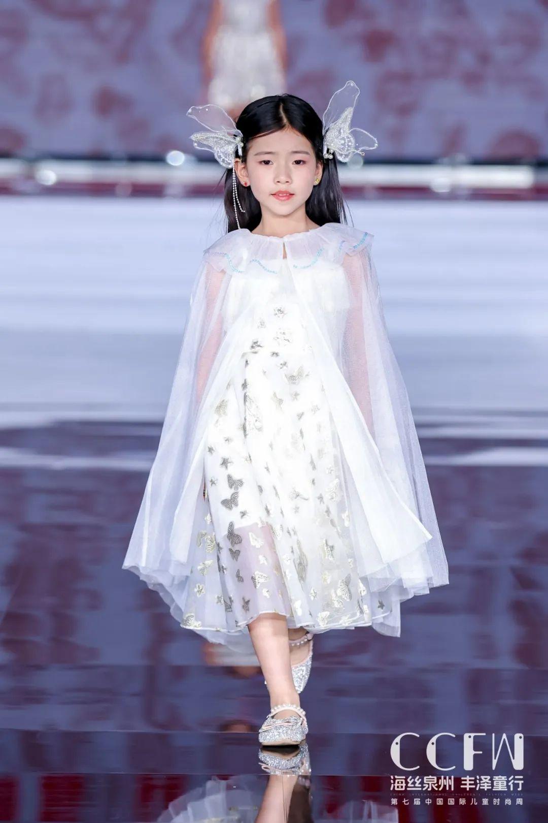 小孩时装秀衣服_儿童时尚服装秀_幼儿时装秀服装
