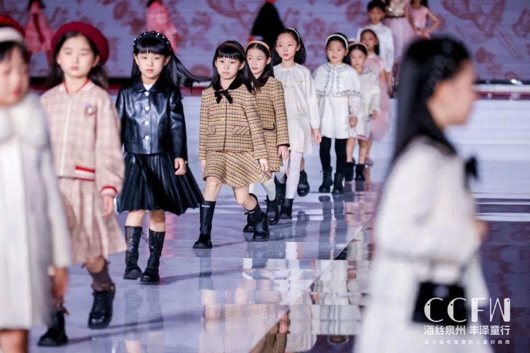 小孩时装秀衣服_儿童时尚服装秀_幼儿时装秀服装