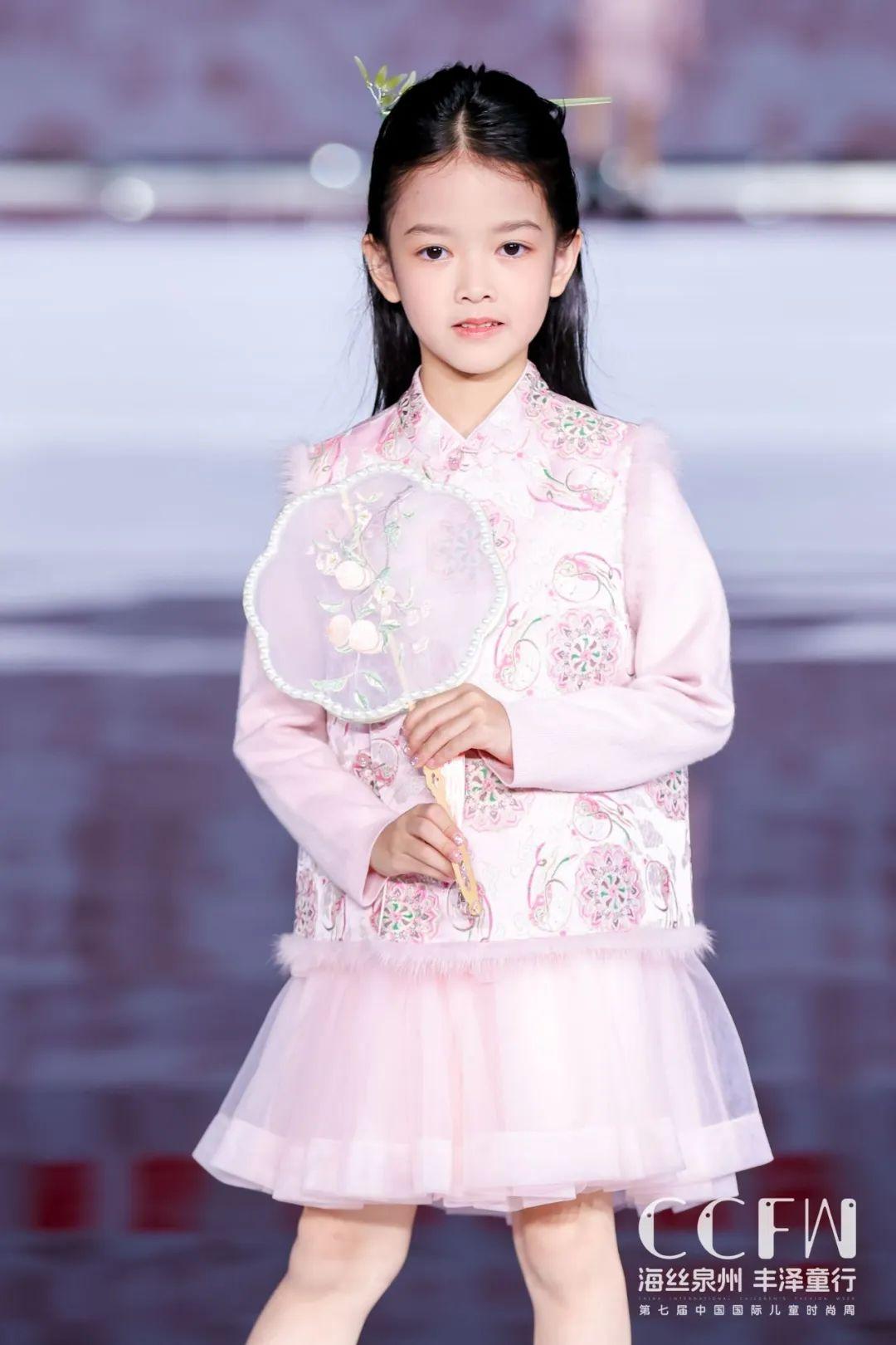 幼儿时装秀服装_儿童时尚服装秀_小孩时装秀衣服