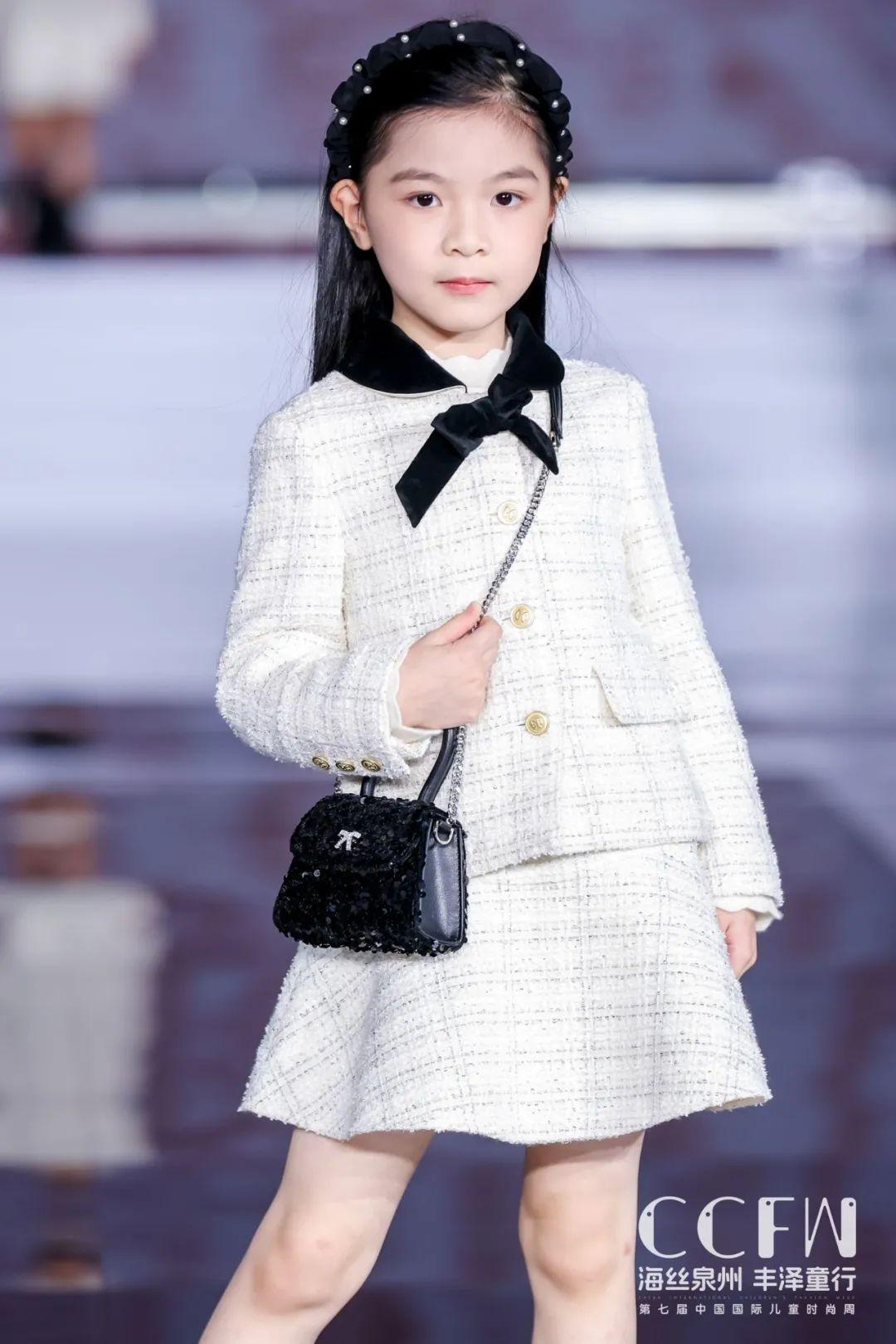 小孩时装秀衣服_幼儿时装秀服装_儿童时尚服装秀