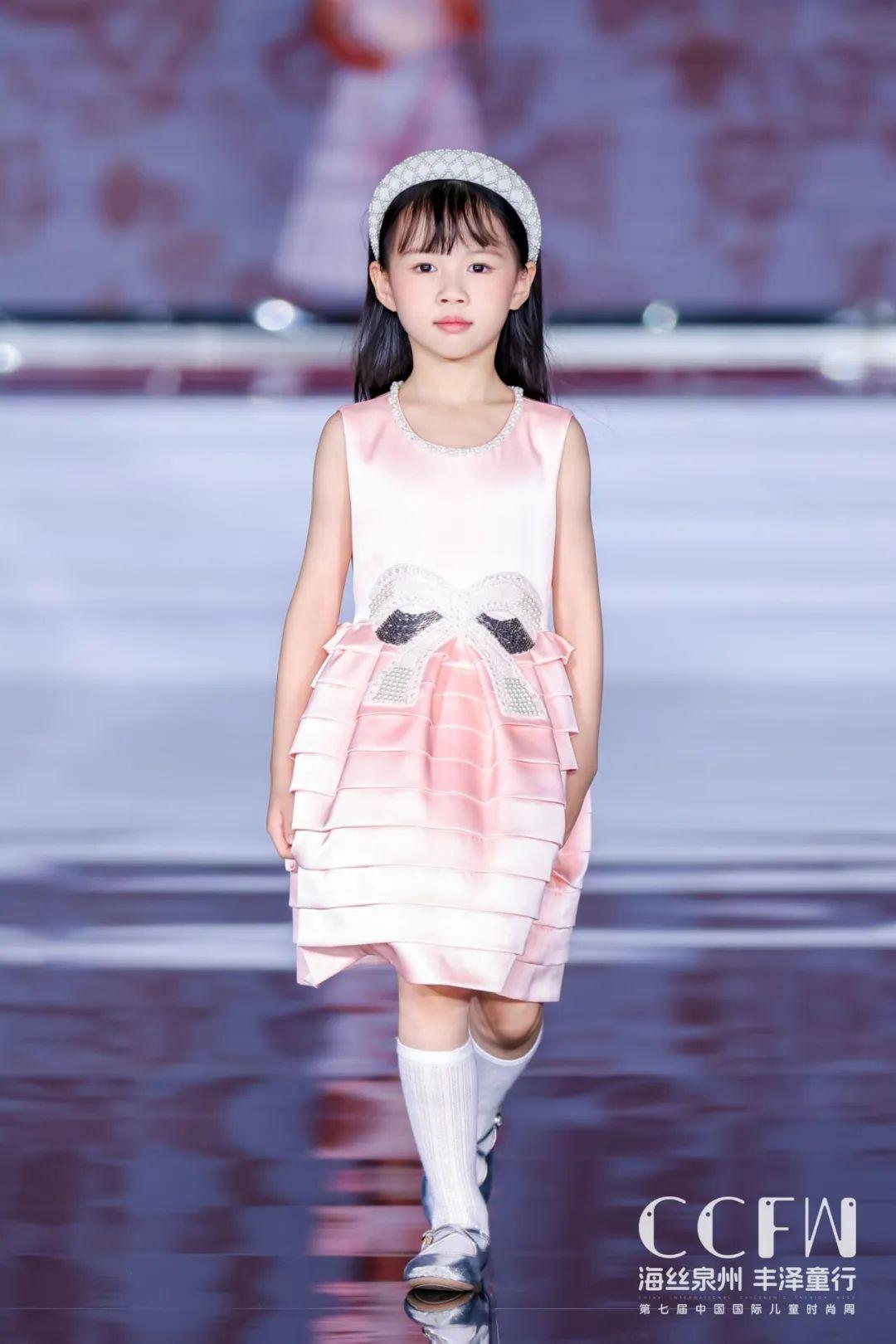 小孩时装秀衣服_儿童时尚服装秀_幼儿时装秀服装