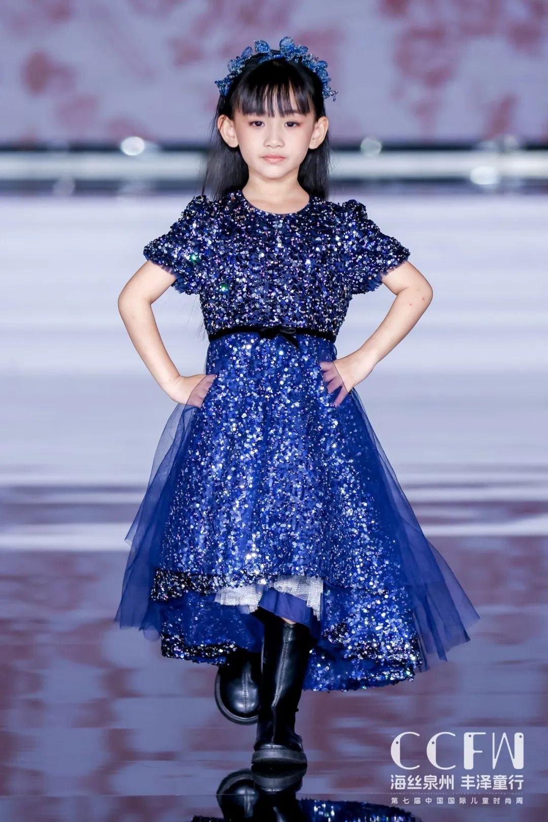 小孩时装秀衣服_儿童时尚服装秀_幼儿时装秀服装