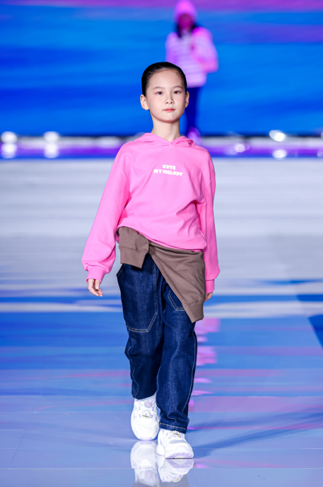 幼儿时装秀服装视频_时装秀幼儿_儿童时尚服装秀
