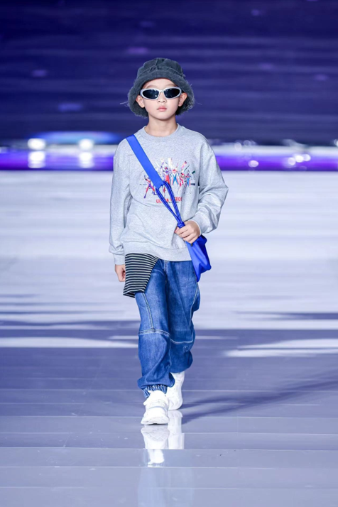时装秀幼儿_幼儿时装秀服装视频_儿童时尚服装秀