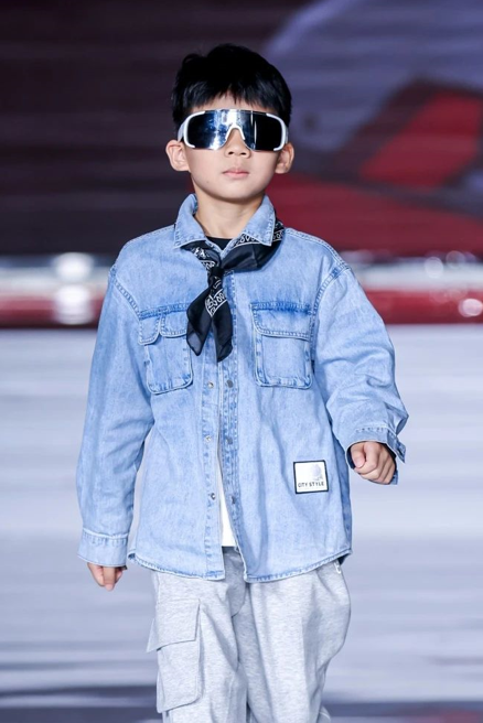 幼儿时装秀服装视频_时装秀幼儿_儿童时尚服装秀