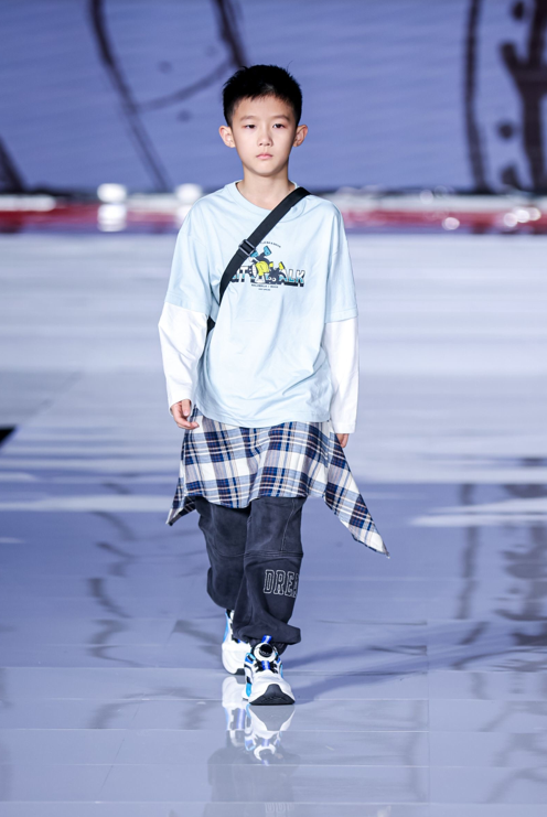 时装秀幼儿_幼儿时装秀服装视频_儿童时尚服装秀