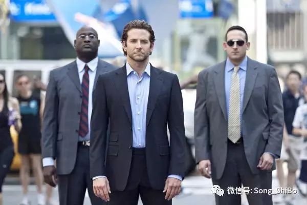 西装选一粒扣还是两粒扣_西装配什么扣子_单粒扣西装时尚搭配