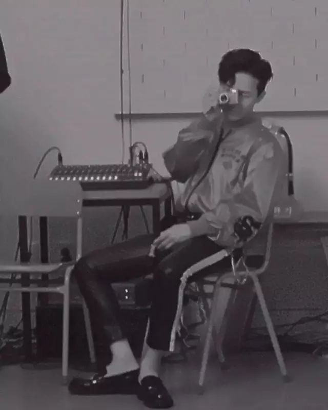 搭配时尚裤子图片红色_红裤子搭配时尚图片_搭配时尚裤子图片红色大衣