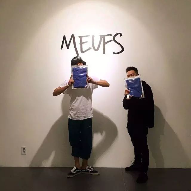 红裤子搭配时尚图片_搭配时尚裤子图片红色_搭配时尚裤子图片红色大衣
