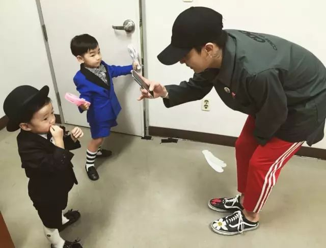 搭配时尚裤子图片红色大衣_搭配时尚裤子图片红色_红裤子搭配时尚图片