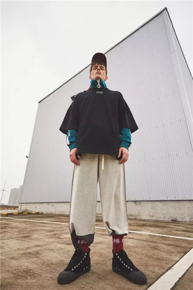搭配时尚裤子图片红色_红裤子搭配时尚图片_搭配时尚裤子图片红色大衣