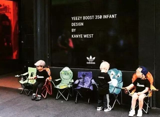 搭配时尚裤子图片红色大衣_搭配时尚裤子图片红色_红裤子搭配时尚图片