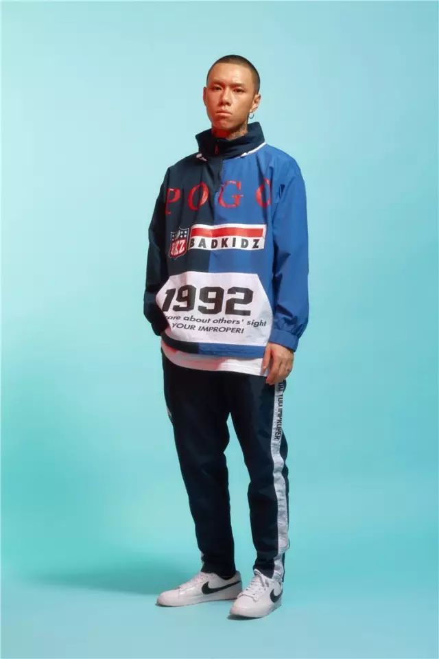 搭配时尚裤子图片红色_红裤子搭配时尚图片_搭配时尚裤子图片红色大衣