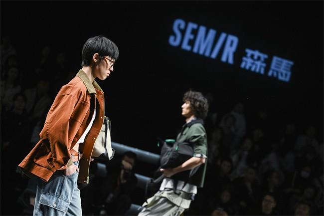 潮流服饰时尚触手可及_潮流指标服饰_中国女星服饰的特点与潮流论文