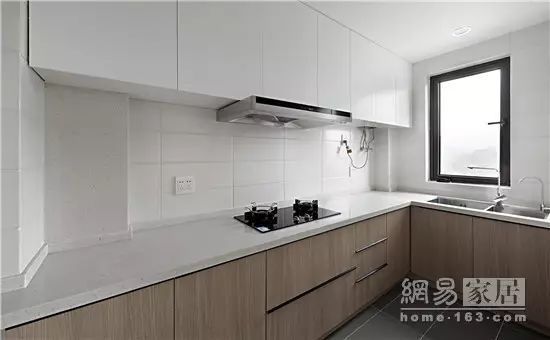 客厅时尚挂画图片_客厅时尚个性挂钟图片_2021年客厅挂钟最新款图片
