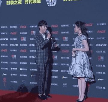 孔孝真机场时尚_孔孝真机场照_机场时装秀
