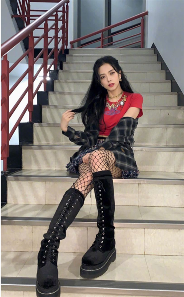 时尚马丁靴_马丁靴时尚还是面包鞋时尚好看_马丁靴时尚搭配图片女