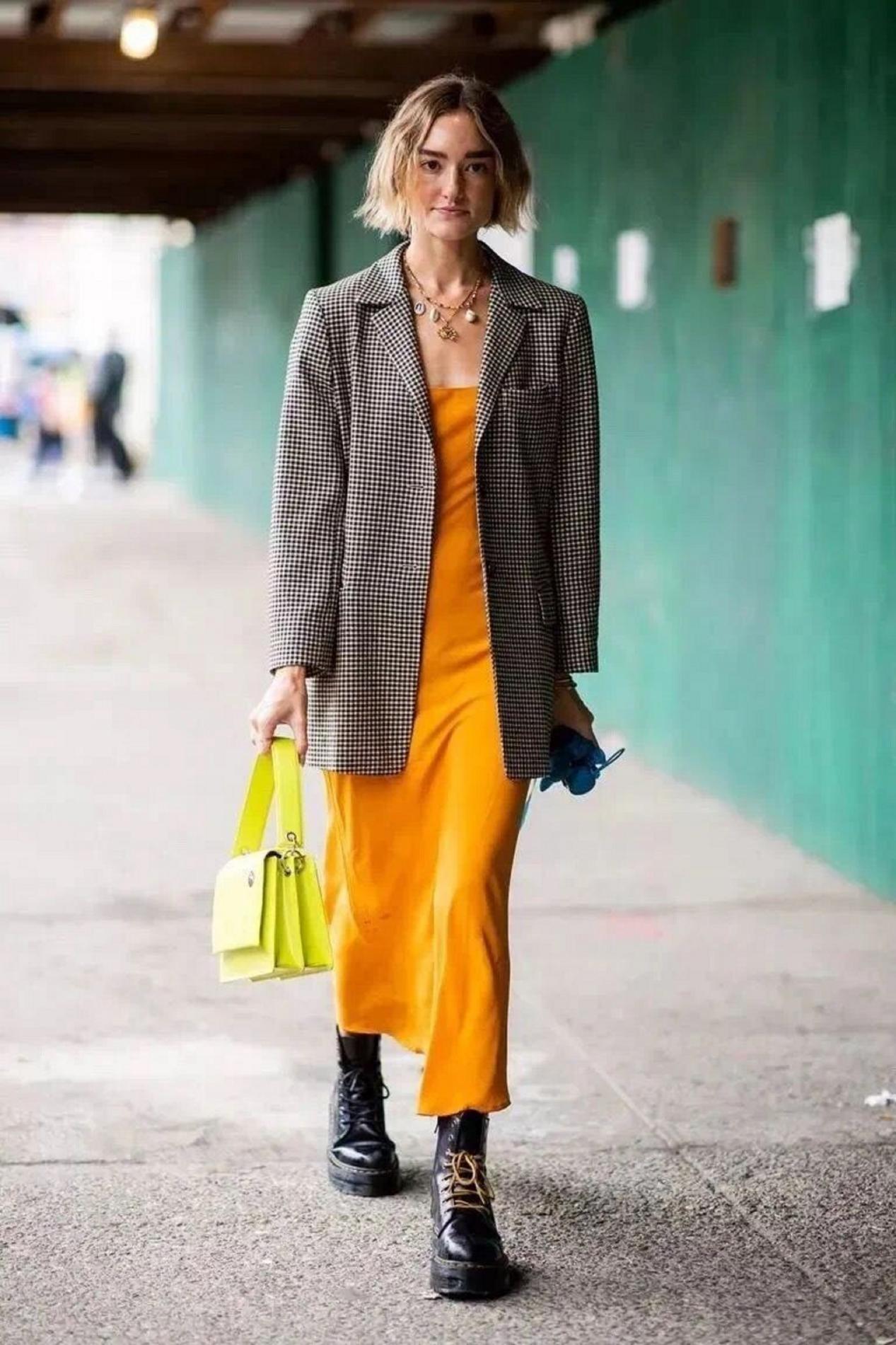 马丁靴时尚搭配图片女_时尚马丁靴_马丁靴时尚还是面包鞋时尚好看