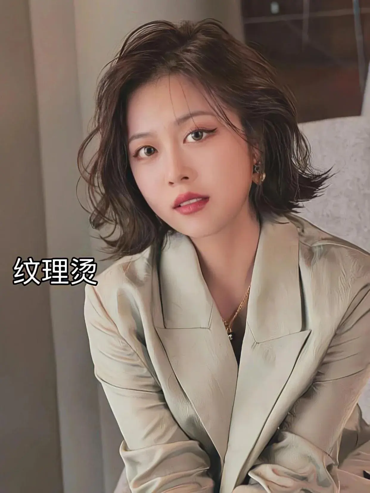 短发卷发时尚发型图片女_短发卷发2020年最新款_时尚短发发型图片2024卷发