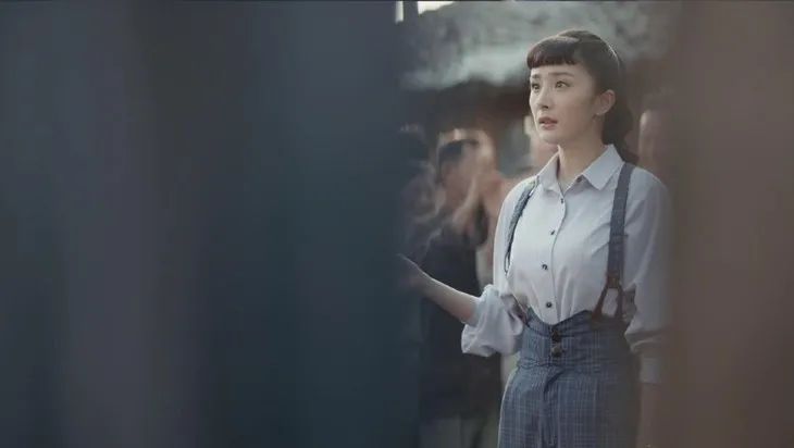 学生气背带裤如何穿才时尚_穿背带裤扎什么头发好看学生_穿背带裤上学